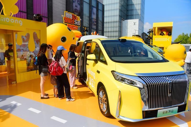 宝宝巴士儿歌App竟出现低俗擦边广告，真让人无语。有网友打开这App，开屏就跳转