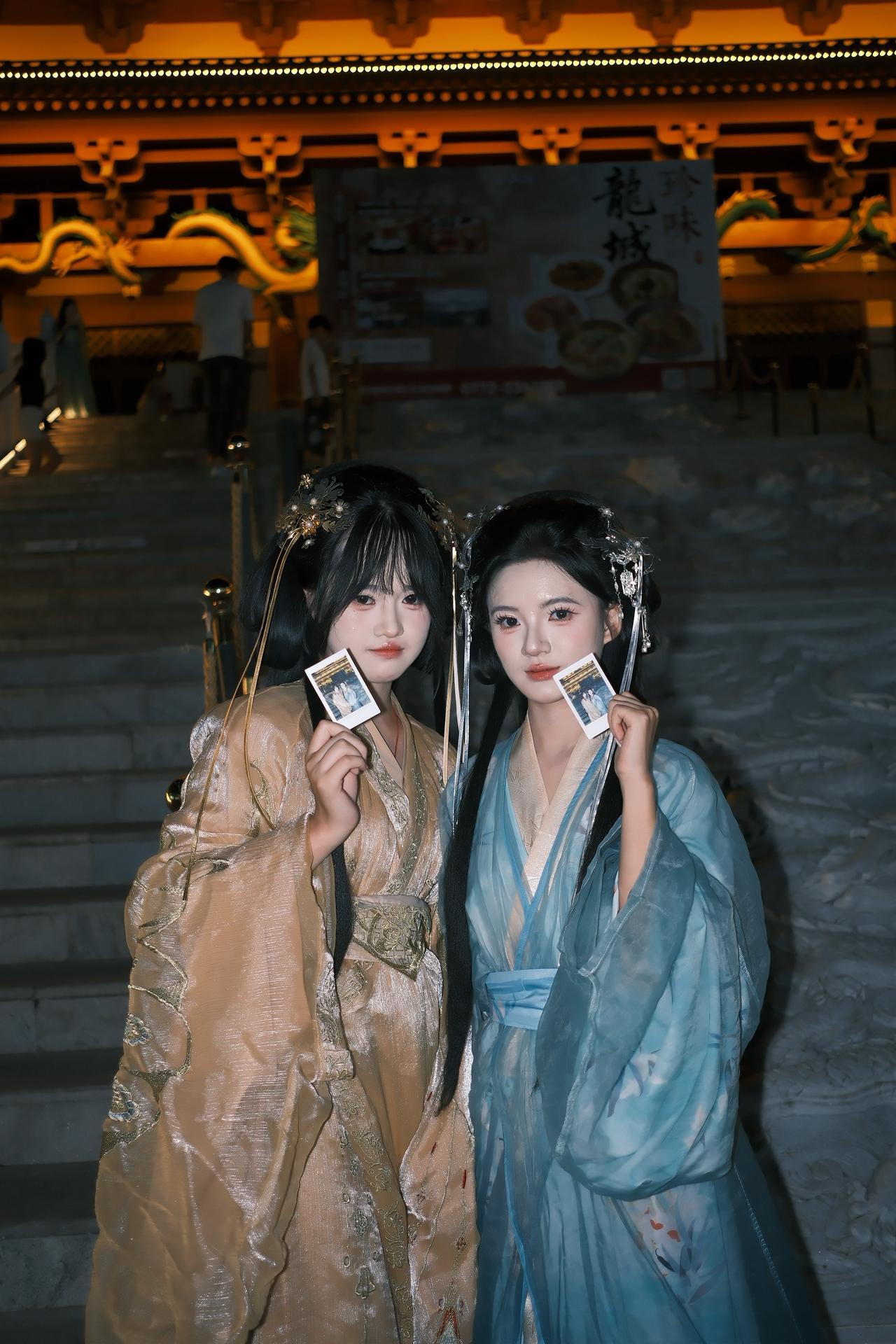 古镇的黑夜，小美女来打卡啦国风合伙人 国风穿搭记录 汉服同袍之约 姐妹战国袍的宿