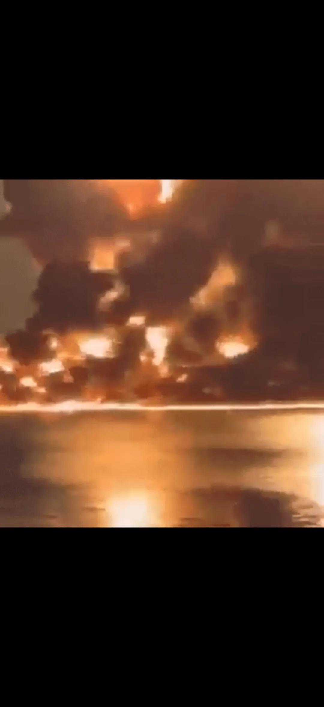 一艘悬挂美国国旗的货船在霍尔木兹海峡被打爆，烧成了火球，其最终命运就是沉没。
战