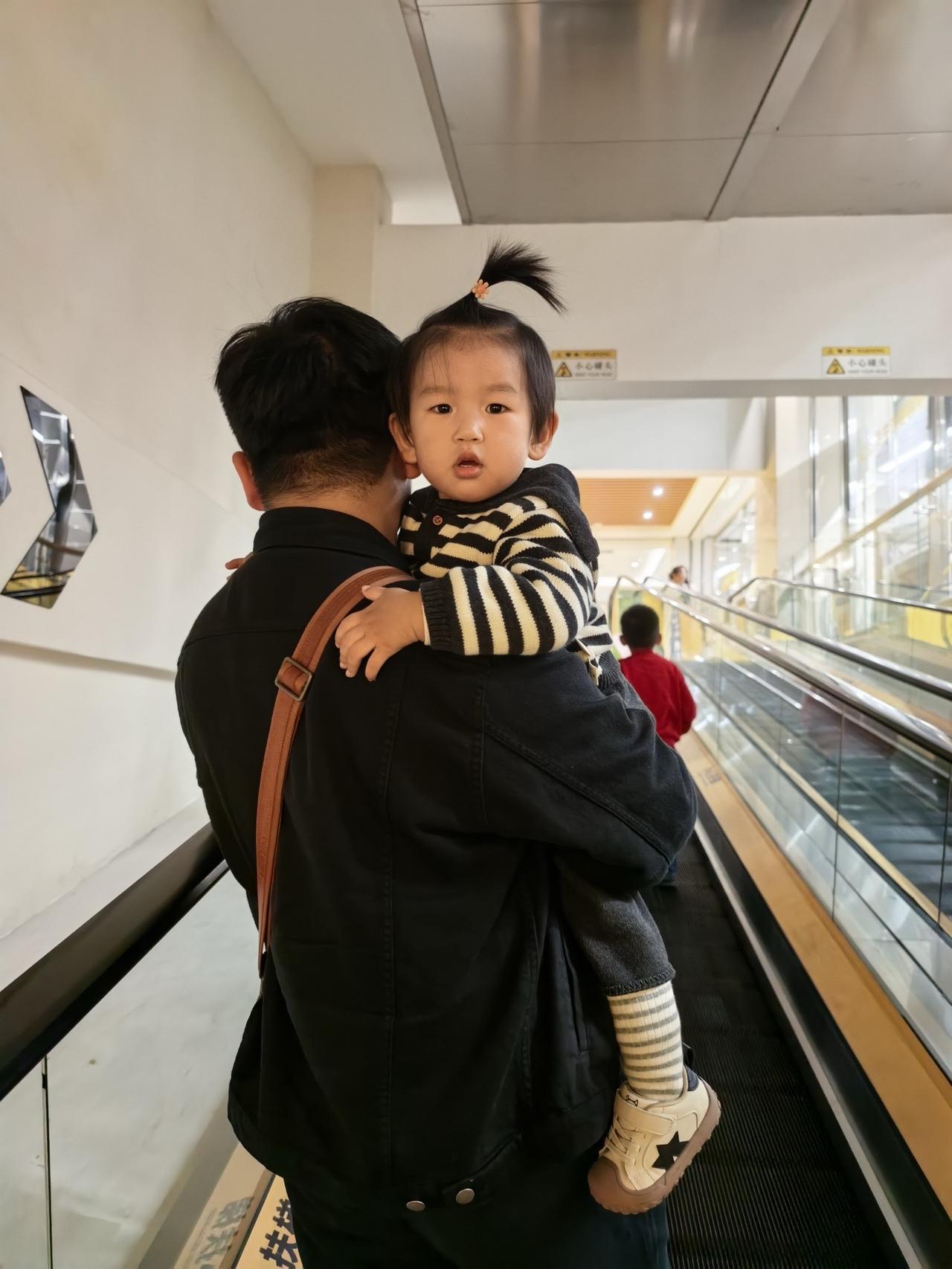 我的人儿怎么长得怎么快，才18个月，昨日仿佛还在啼哭，今天就跑着拽住我的衣角，要