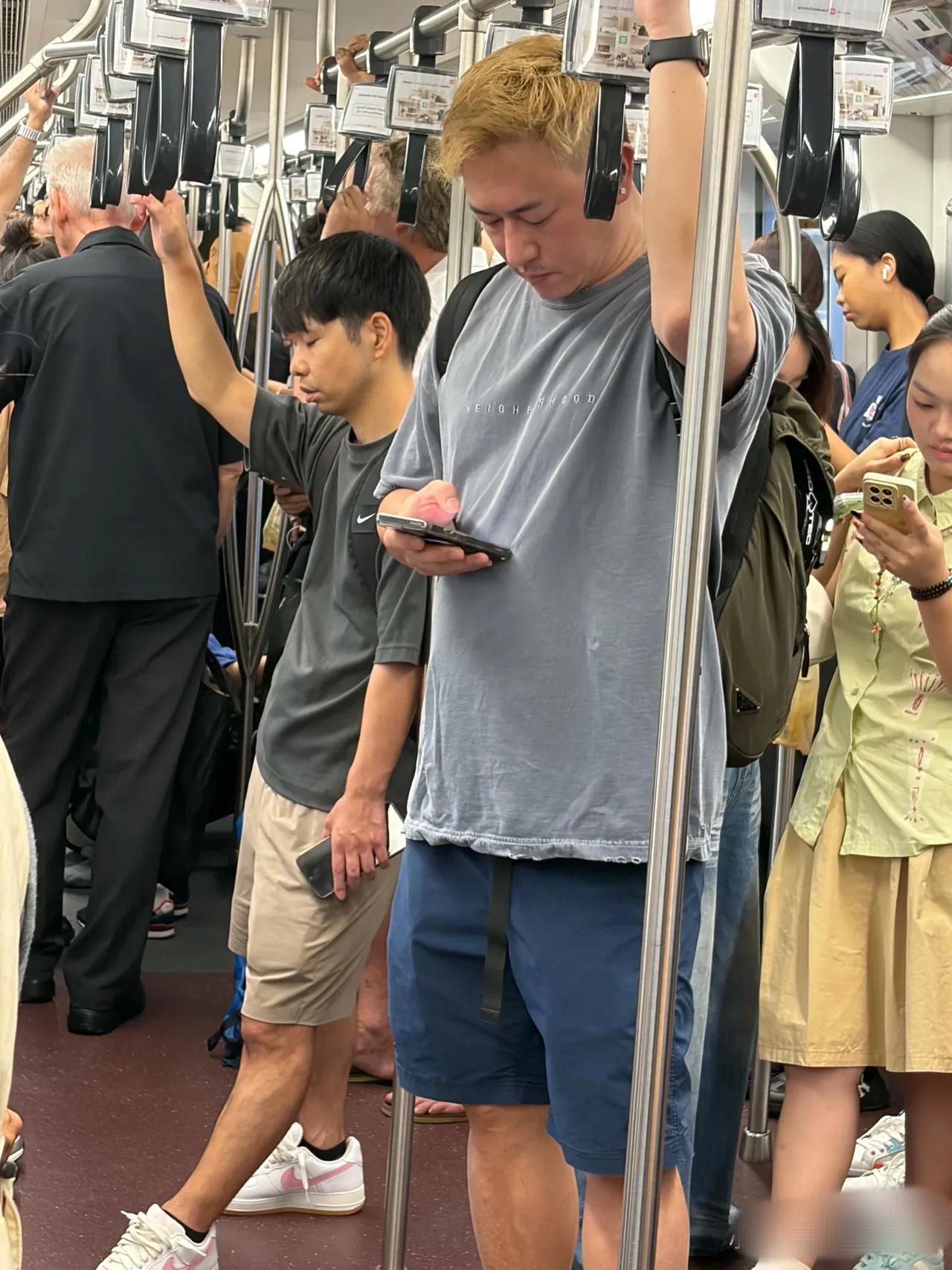 在地铁偶遇已息影的香港男神，胖了很多，大家还认得他吗？
近日，某网友在曼谷坐地铁