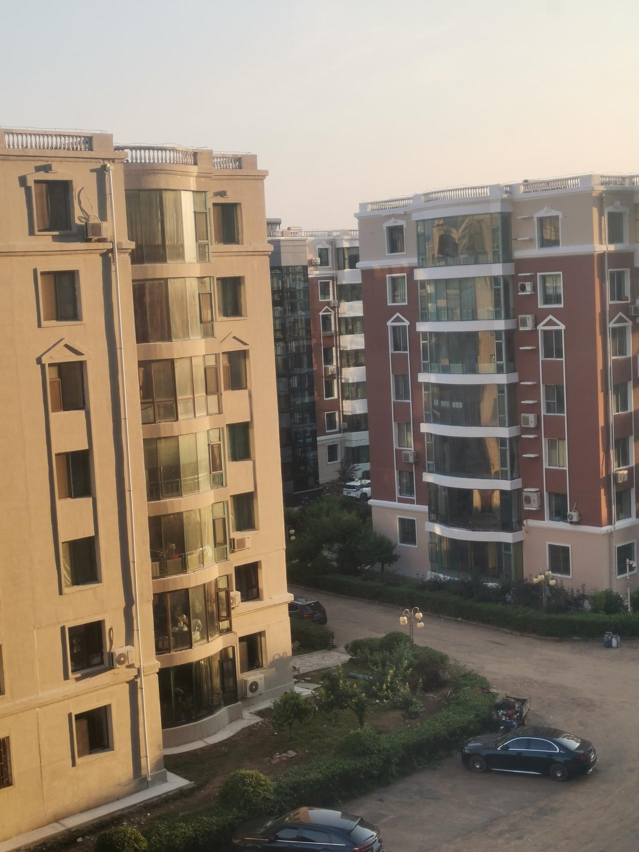 吉林市龙鼎花园小区改造工程推进顺利，住宅楼的外墙涂料已然粉刷完毕，和以往并无二致