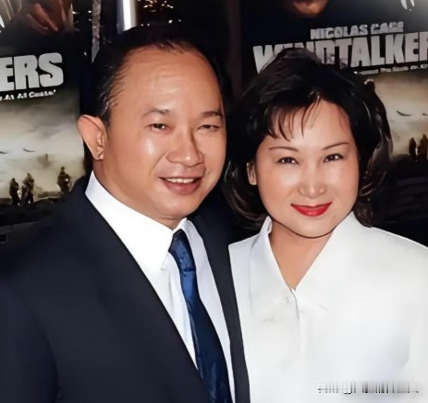 2012年，著名导演吴宇森确诊淋巴癌中期，变卖了北京的房产去美国治病。谁料8年后