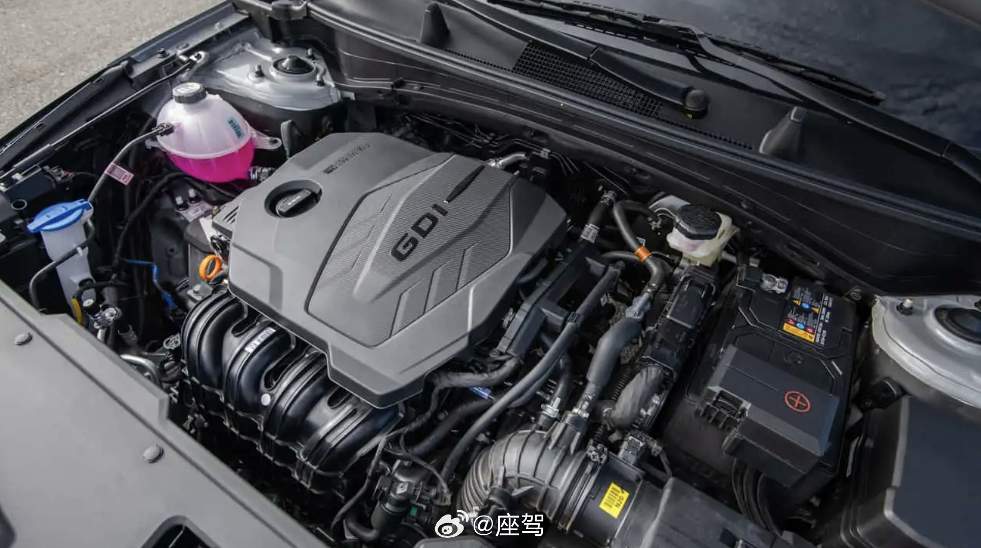 面对北美新车均价逼近 5 万美元的市场环境，起亚正式公布了旗下两款畅销紧凑型跨界