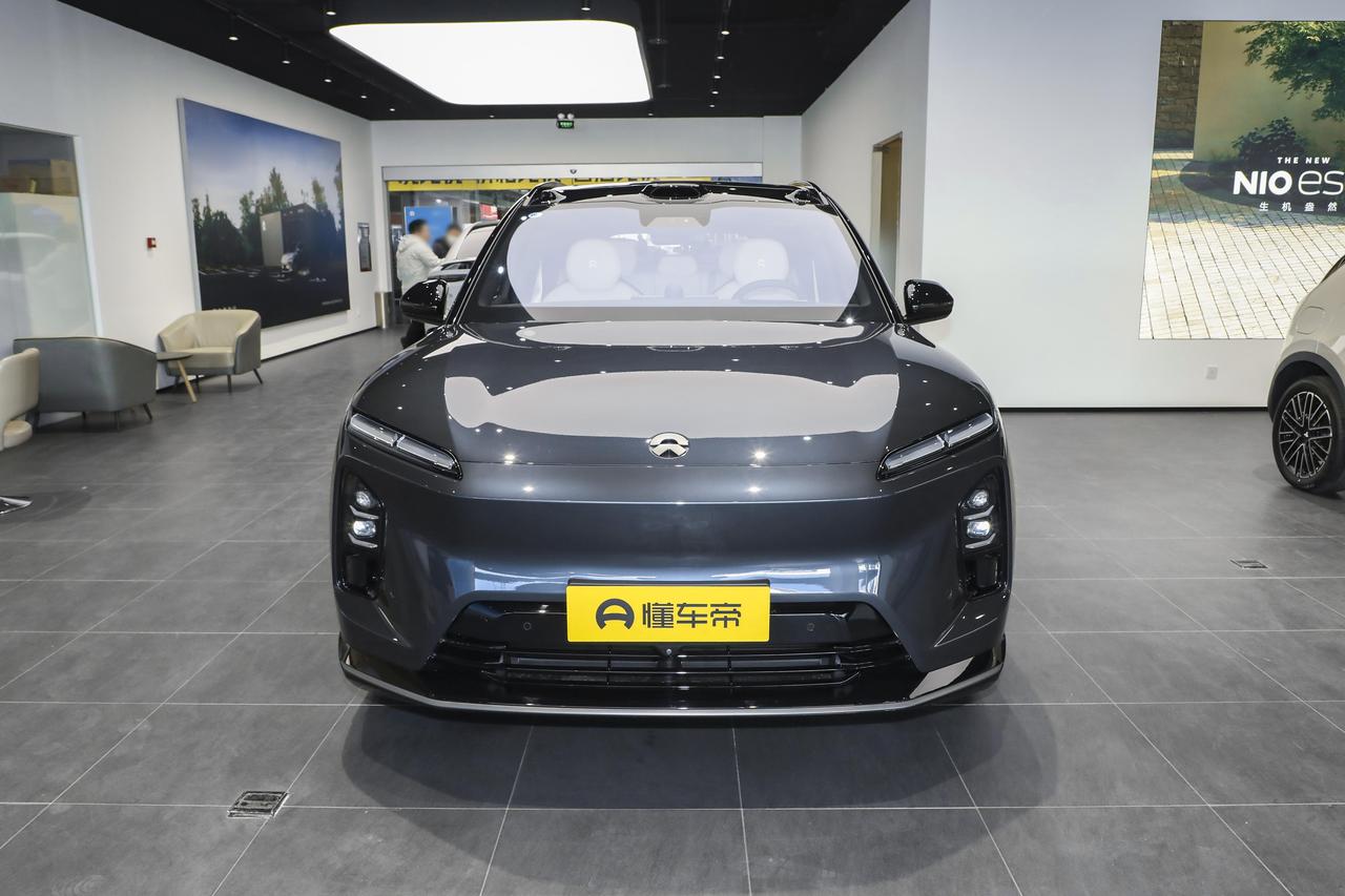 第一眼看蔚来ES6车身圆润大气，线条柔和舒展，整体质感精致稳重。但风格偏家用保守