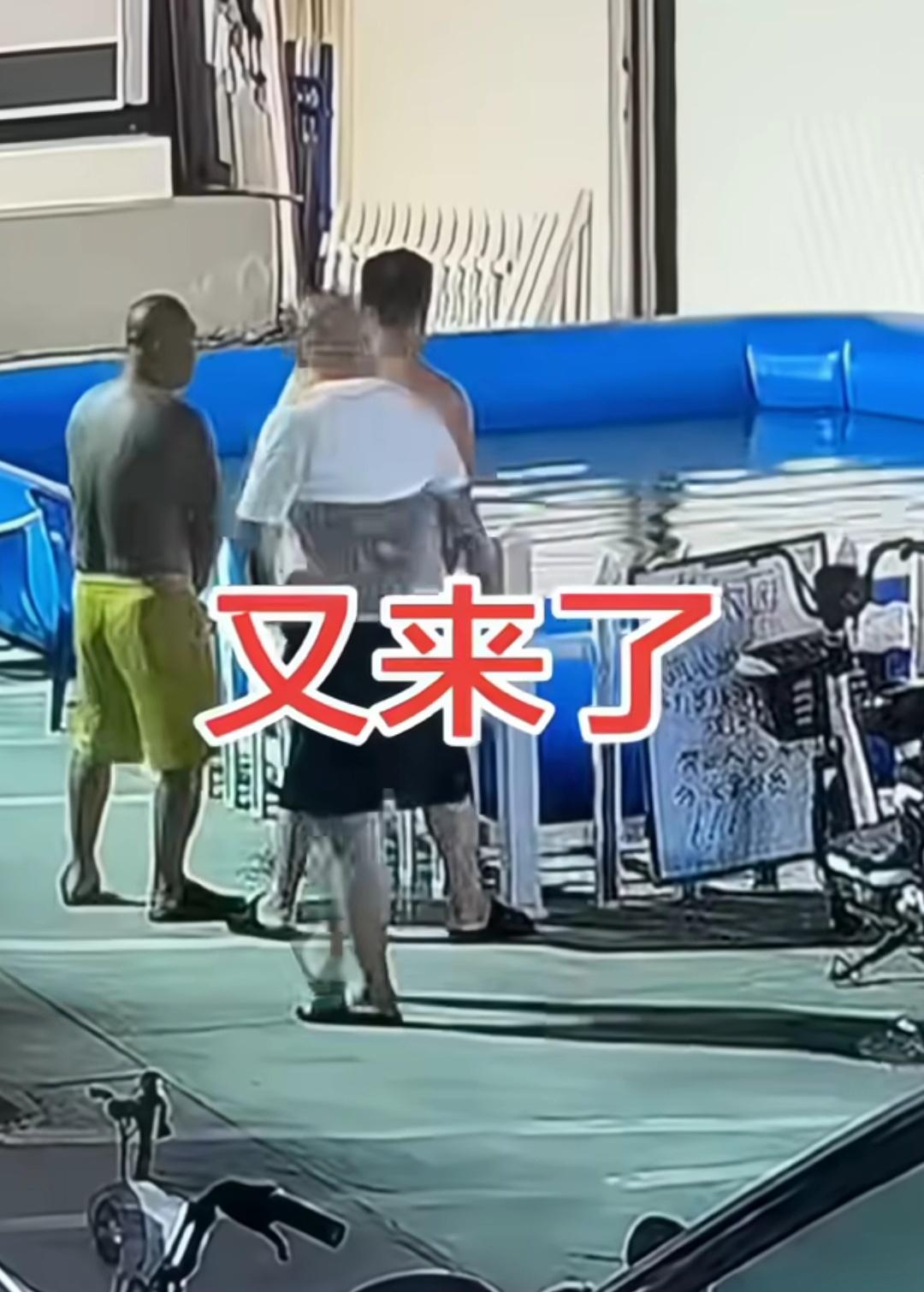 三男子在厕所外面撒尿，旁边饭店老板阻止，男子动手。老板报警后，三男子又故意返回撒
