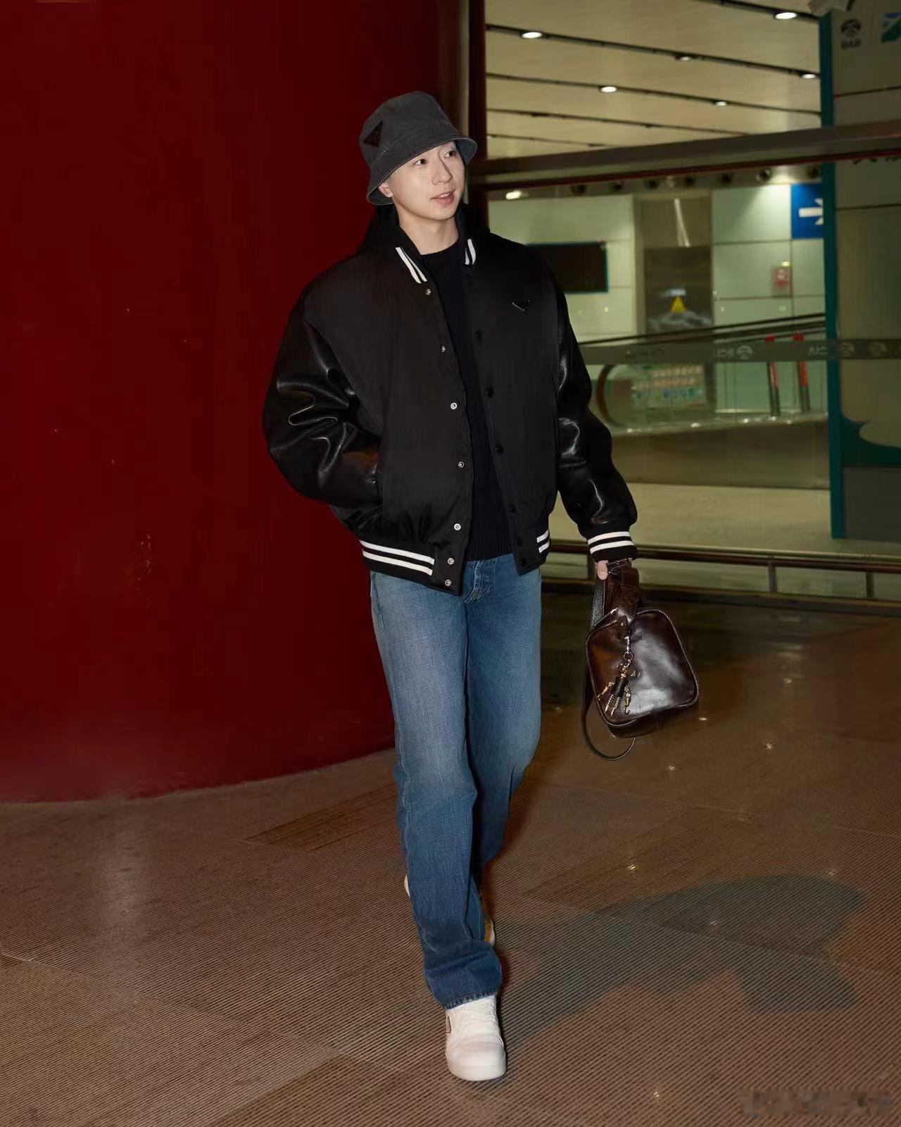 prada品牌大使马龙  马龙以Prada飞行员夹克造型亮相机场，搭配黑色渔夫帽