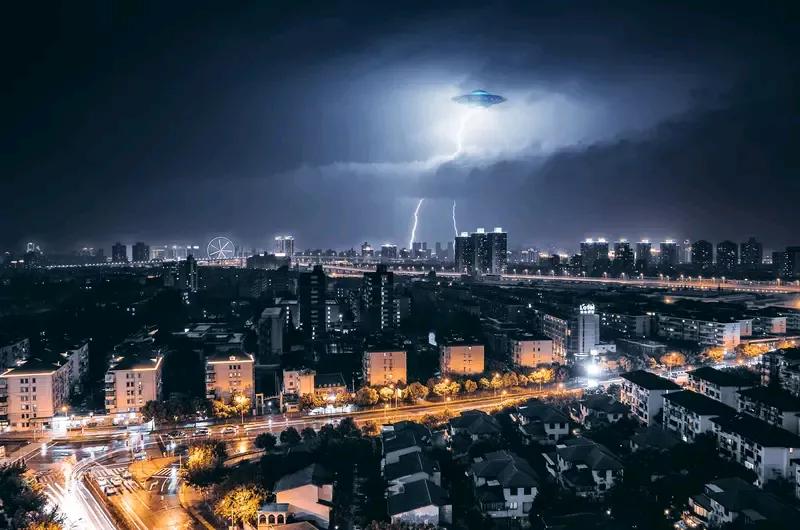 美上空现黑色UFO 呈三角形边缘发光 英媒报道美国得州特伦顿上空出现黑色UFO，