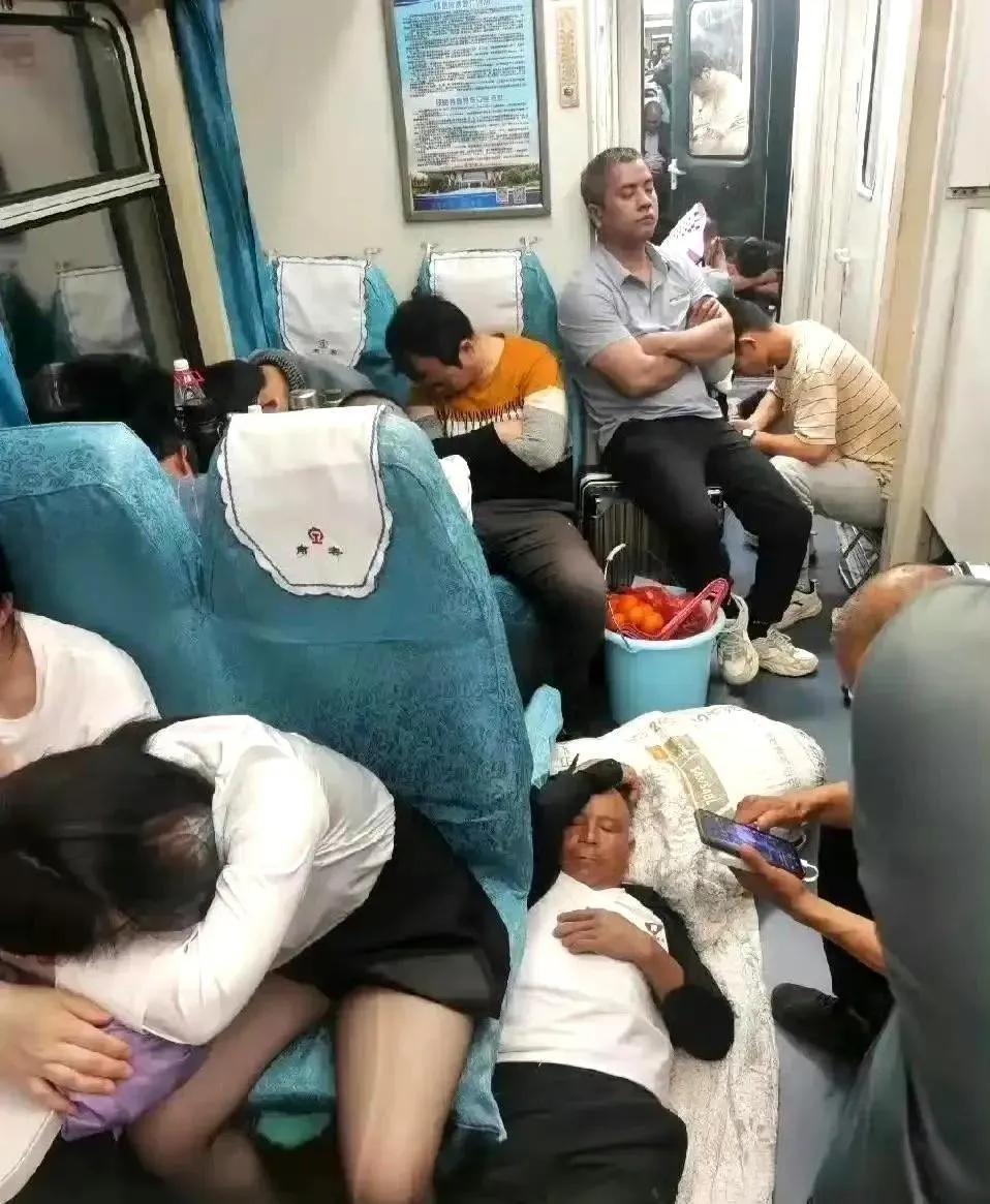 好多年没坐绿皮火车了，记得当年人多到车门都挤不进去，还是从车窗爬进去的，想不到现