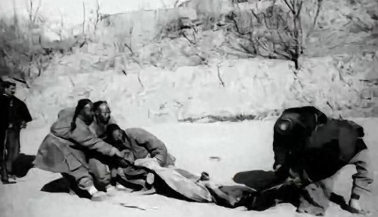 1944年，日军将一个光着身子的少女扔到了河边，临走时还踢了几脚。突然，一条狼狗