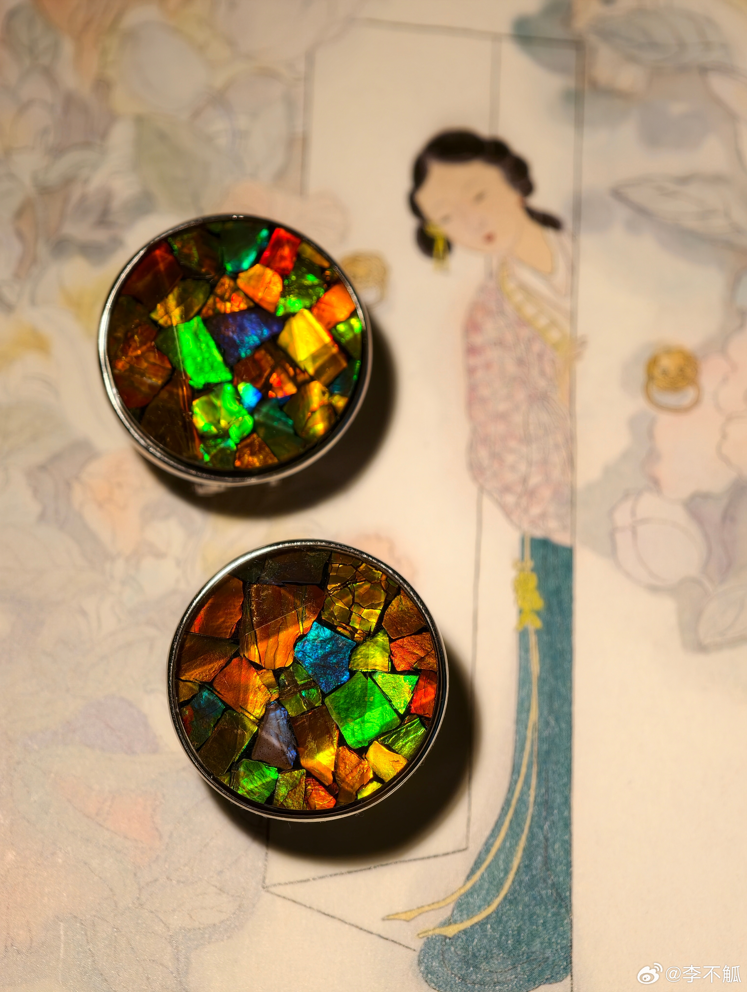 张曼玉在《花样年华》里的同款彩斑石。只在灯光底下才有流光艳影，大多数时候浓郁却暗