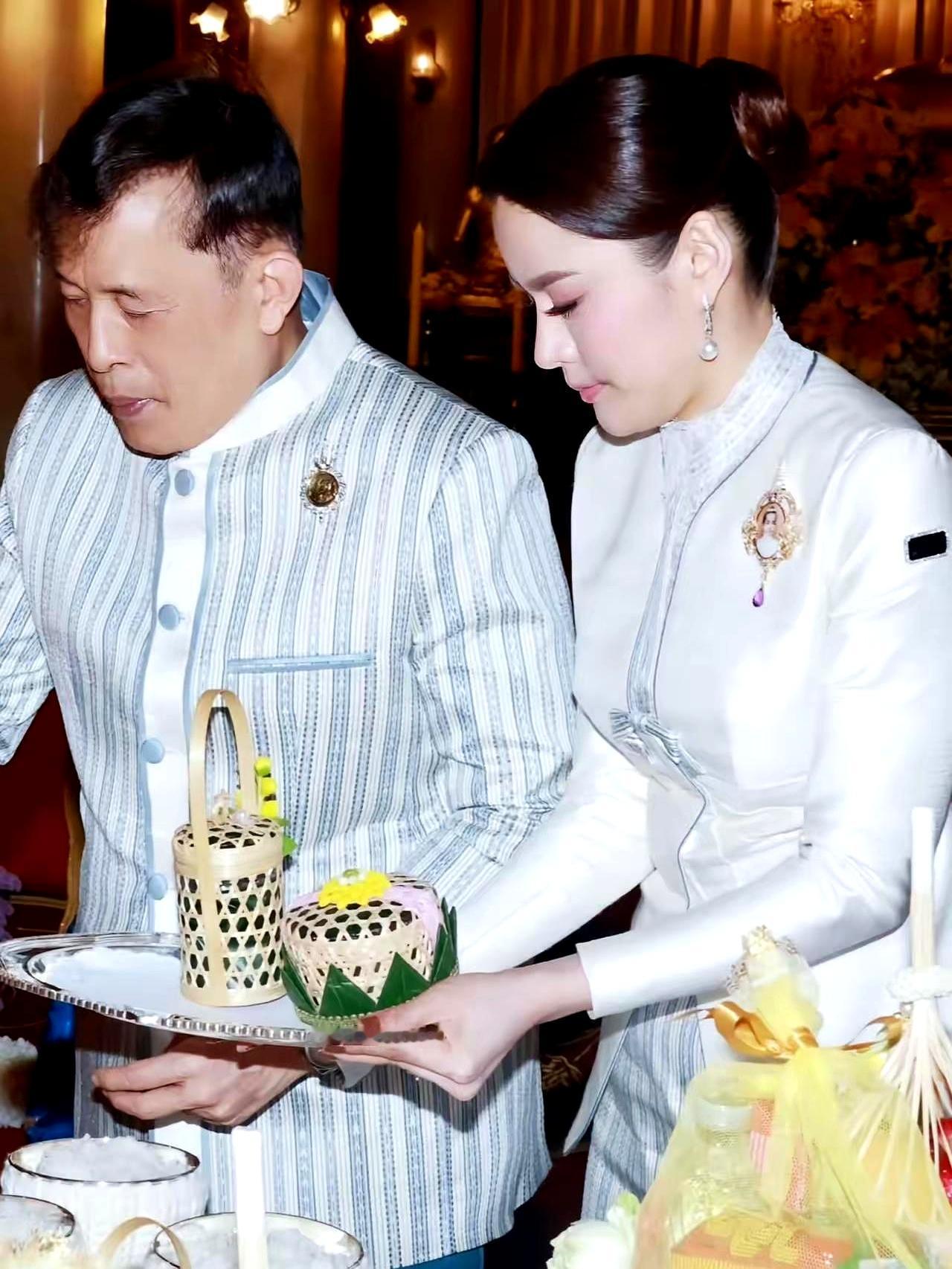 这一幕太抢眼：9月20日王室功德祈福仪式，泰王与欧拉弄同框，色系呼应，像提前商量