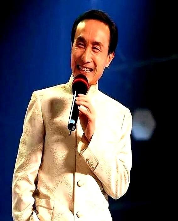巩汉林又带着老伴金珠上台了，这回不演夫妻，俩人演起了翁婿，联手藏起了家里的私房钱