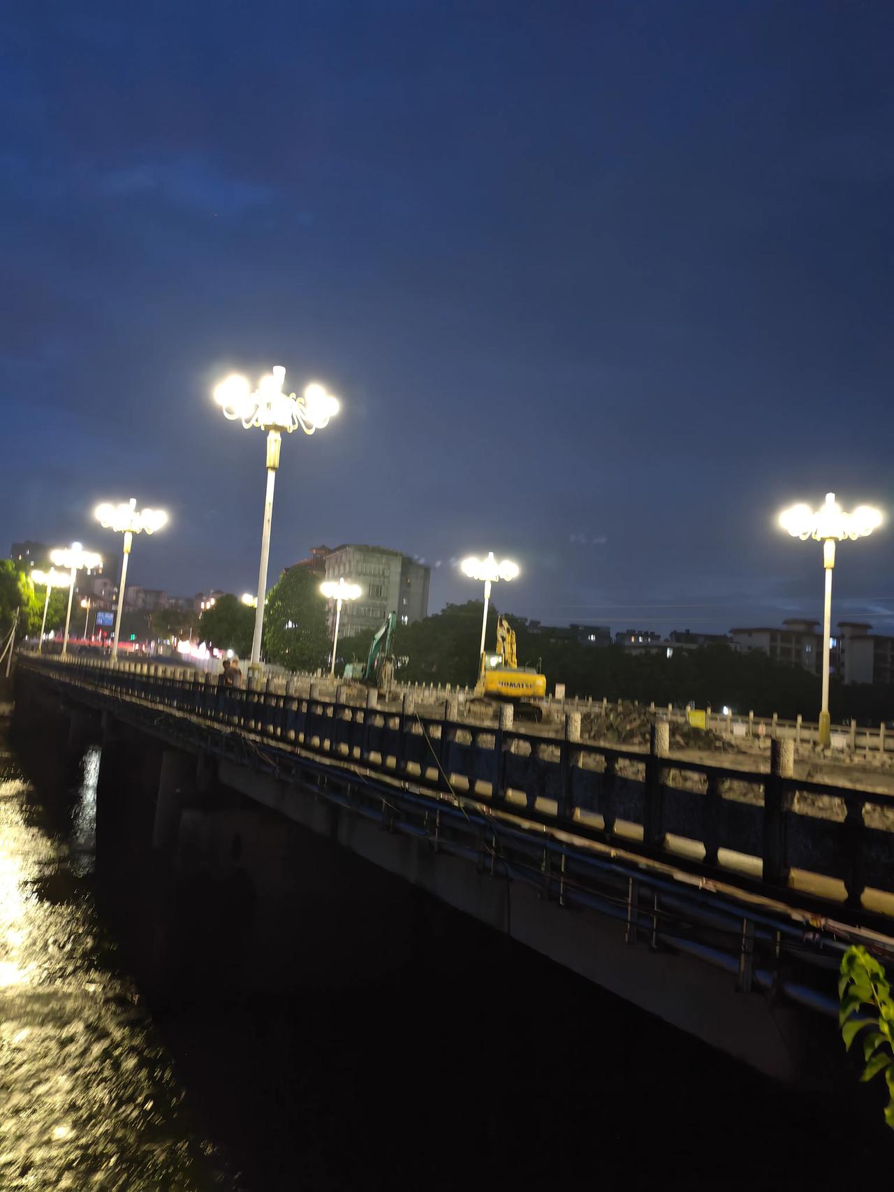 灵川甘棠江大桥改造夜拍，老城换新貌，静待新生
 
暮色笼罩甘棠江，晚风拂过江面泛