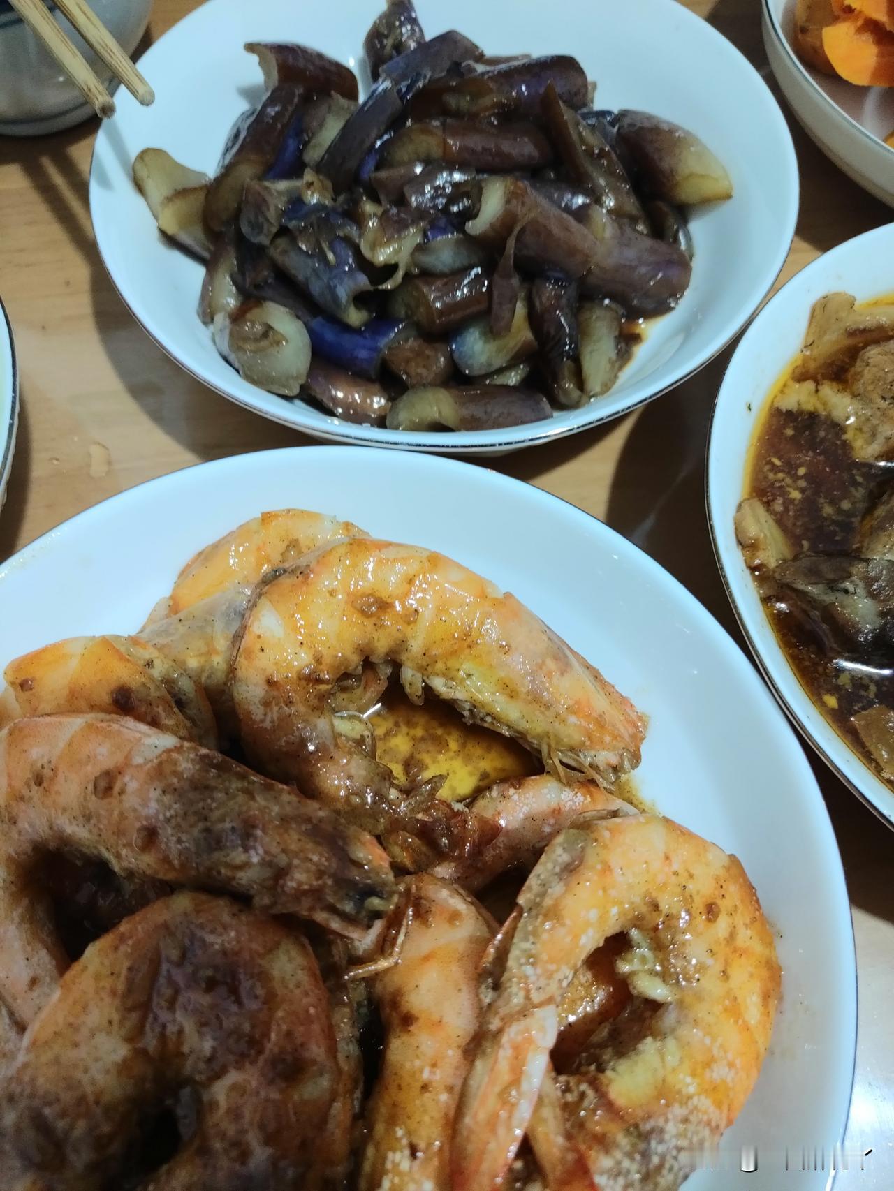 前几天我在超市买了一盒厄瓜多尔青虾，已经吃了一次了，味道超级棒。
上次做了25只