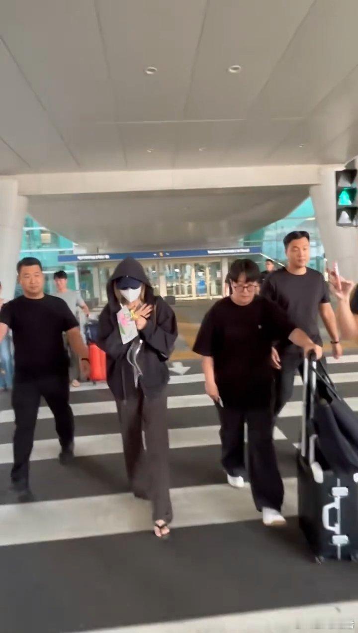 粉丝当着朴彩英的面唱APT火遍全网的APT，终于在见面会上被粉丝当着朴彩英的面集