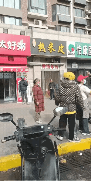 一件小事看出人心！四个人四种表现，看出人的善良和丑恶。
戴头套的女子打人前后判若