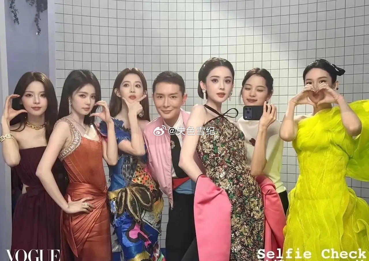 一眼看过去看不到别人，娜扎真的好漂亮呀，感觉其他人都成了陪衬 ​​​