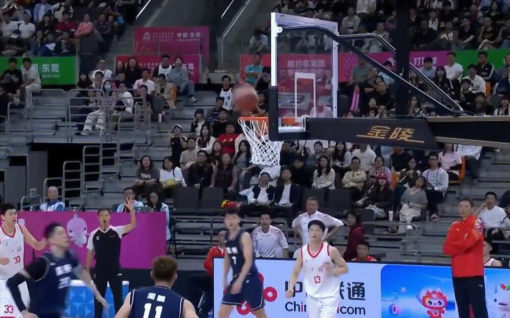 沈梓捷这补扣炸裂啊[666]，活力四射直接点燃现场观众，广东队打出一波18比0重