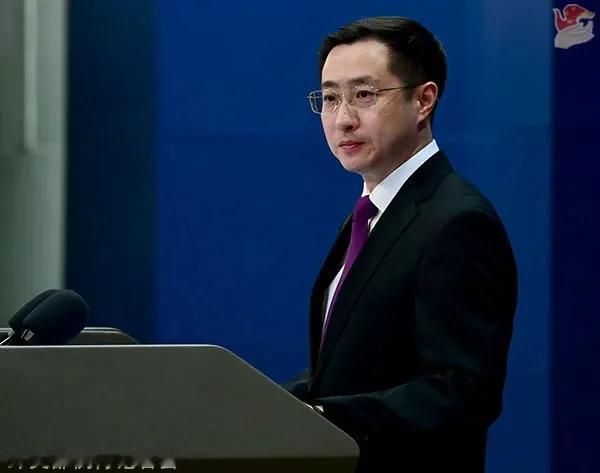 马克龙又开始胡言乱语了，把台湾类比乌克兰，还暗示中国在南海是威胁，扬言北约要介入