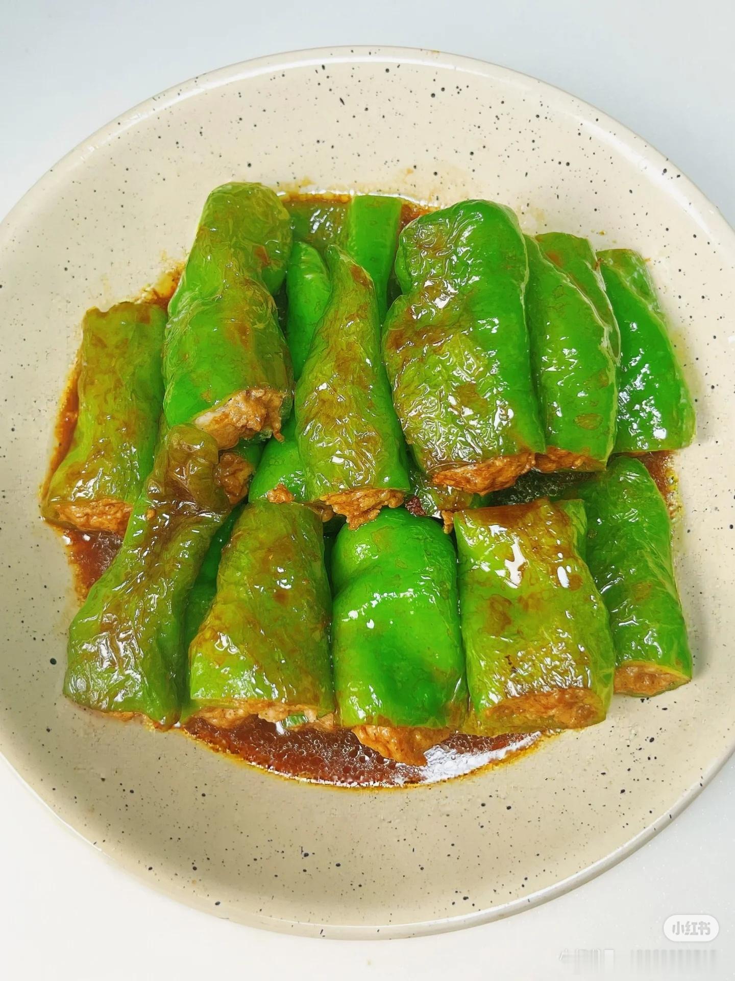 青椒酿肉它真的是我最近的下饭天花板！外皮皱皱的青椒吸满了酱汁，咬开里面的肉嫩到爆