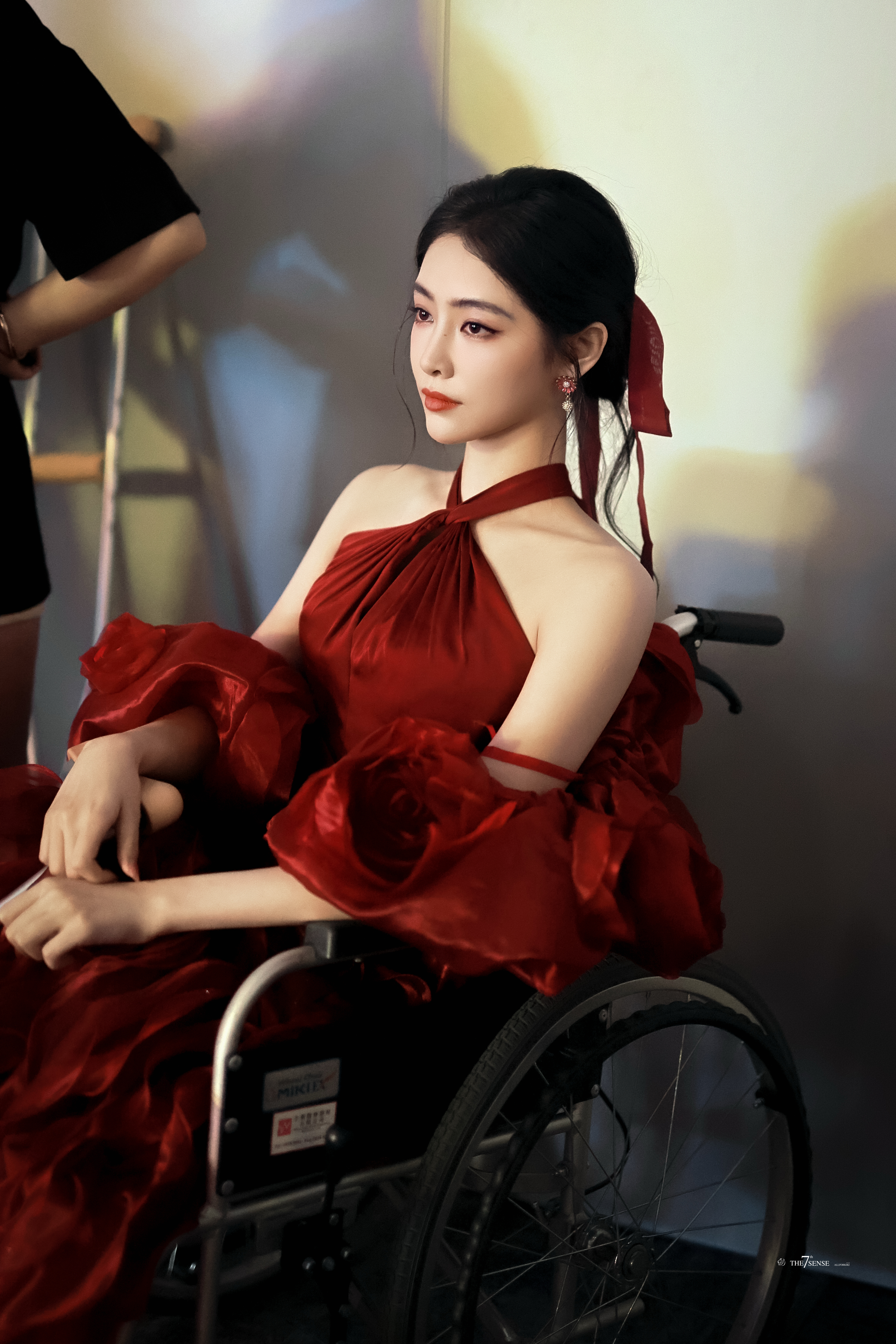 投稿 许佳琪破碎感与明艳气场极致碰撞 