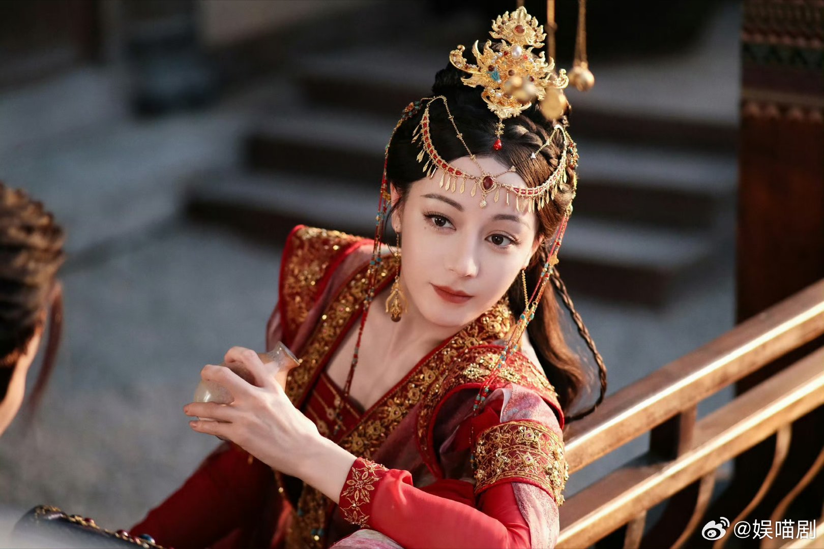 迪丽热巴违章建筑造型顶着这么夸张的头饰还能美到让人忽略造型，也就热巴这张脸能做到