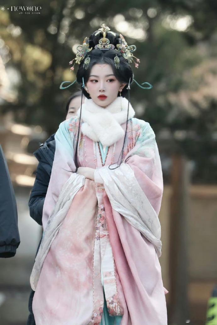 孔雪儿公主造型 真心感叹孔雪儿的颜值优势，适配所有公主系造型，古今穿搭通通hol