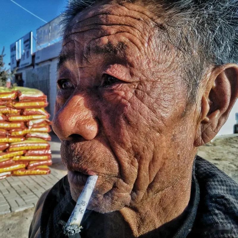 什么样的人活得最幸福？我觉得是懂得知足的人。就像我邻居张大爷，退休金不高，住着小