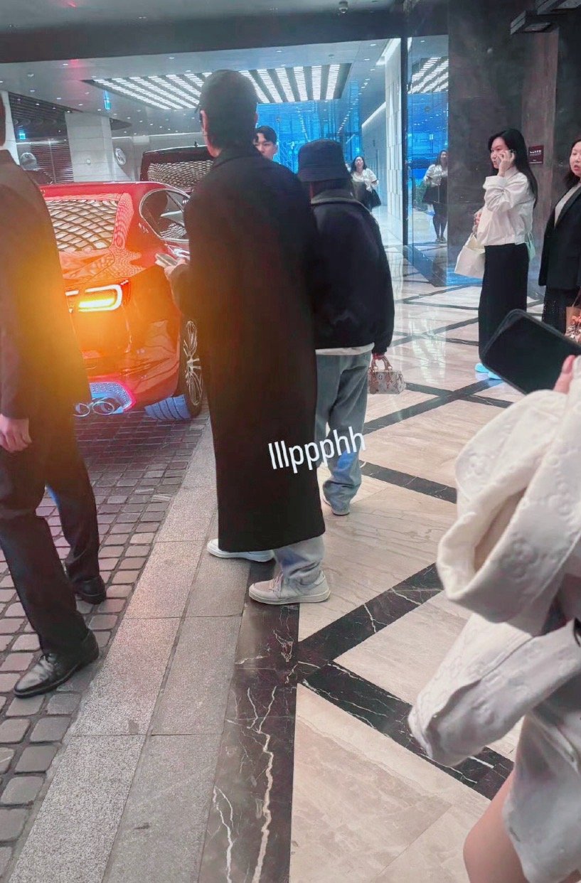 邓紫棋首尔街头甜度超标邓紫棋十年恋情稳如泰山谁懂啊！在首尔街头活捉到一对“神仙眷