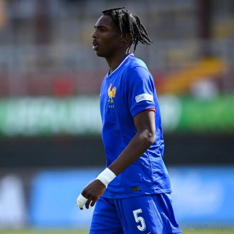 法国🇫🇷中后卫雅凯将在本赛季结束后转会至利物浦 