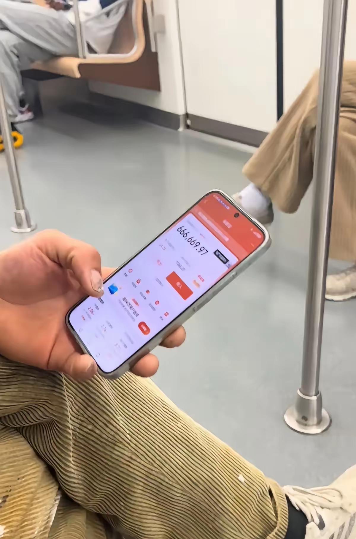 刚刚地铁上碰到的……
面对即将买入的他，我要去对他说点啥吗[笑哭]
.