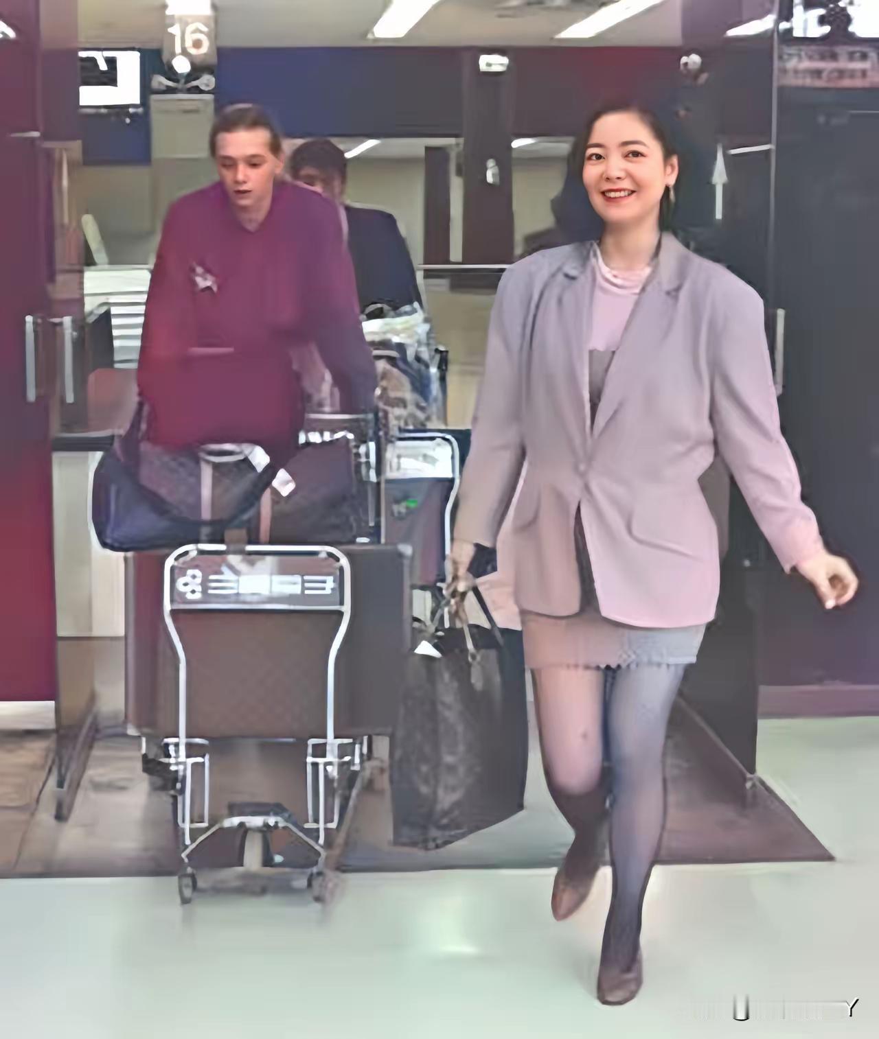 一张老照片
找个不会照顾人，不懂怜香惜玉的外国人，邓丽君这命啊[祈祷]