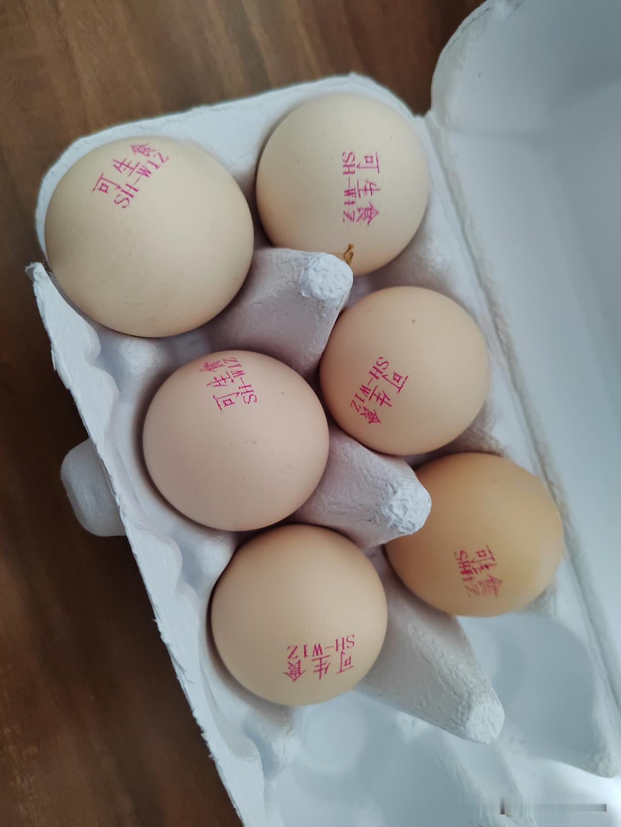 也不知道，从啥时候起？大超市里的营养鸡蛋有了新名词，“可生食”鲜鸡蛋。

原先宣