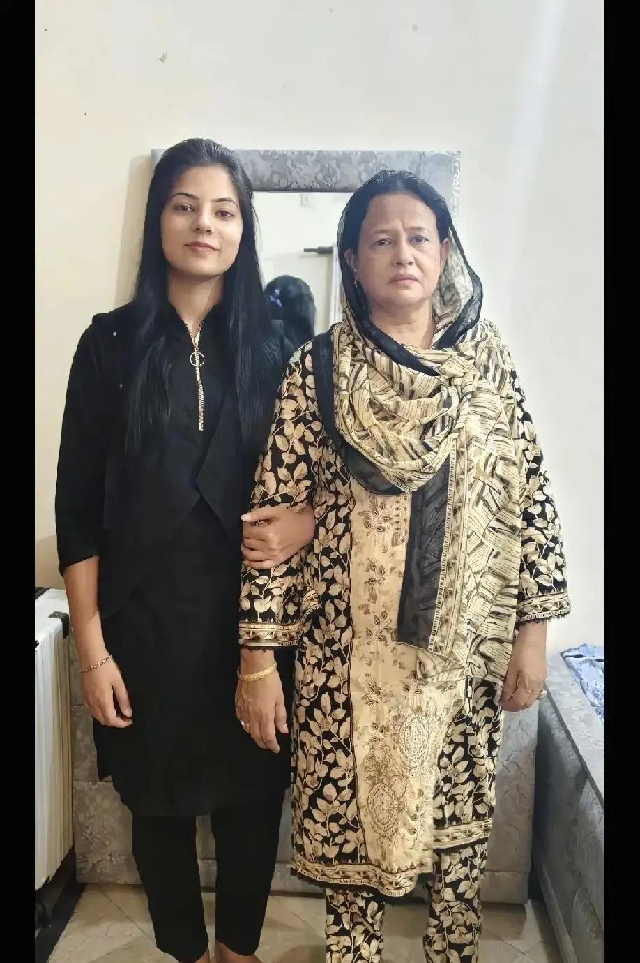 前妻刚否认被包养，转身就盯上40克金镯子
直播里，杨二狗给现任海丽戴上40克黄金