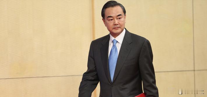 中方出面调停 柬泰表示欢迎

12月18日，外交部长王毅分别同柬埔寨副首相兼外交