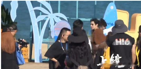 王鹤棣抢到了孟子义的气球花你好星期六你好星期六全员团建路透王鹤棣谁懂啊！王鹤棣和