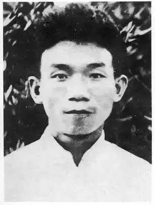 1928年，郁达夫瞒着原配，迎娶了20岁的王映霞，就在他享受洞房花烛夜的时，原配