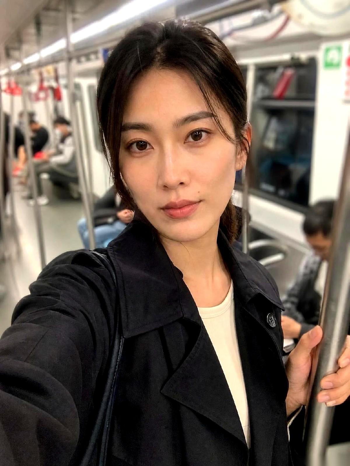 “我每天都不敢回这个家，一开门就觉得你还在。”
前男友蹲在出租屋的地板上，正低着