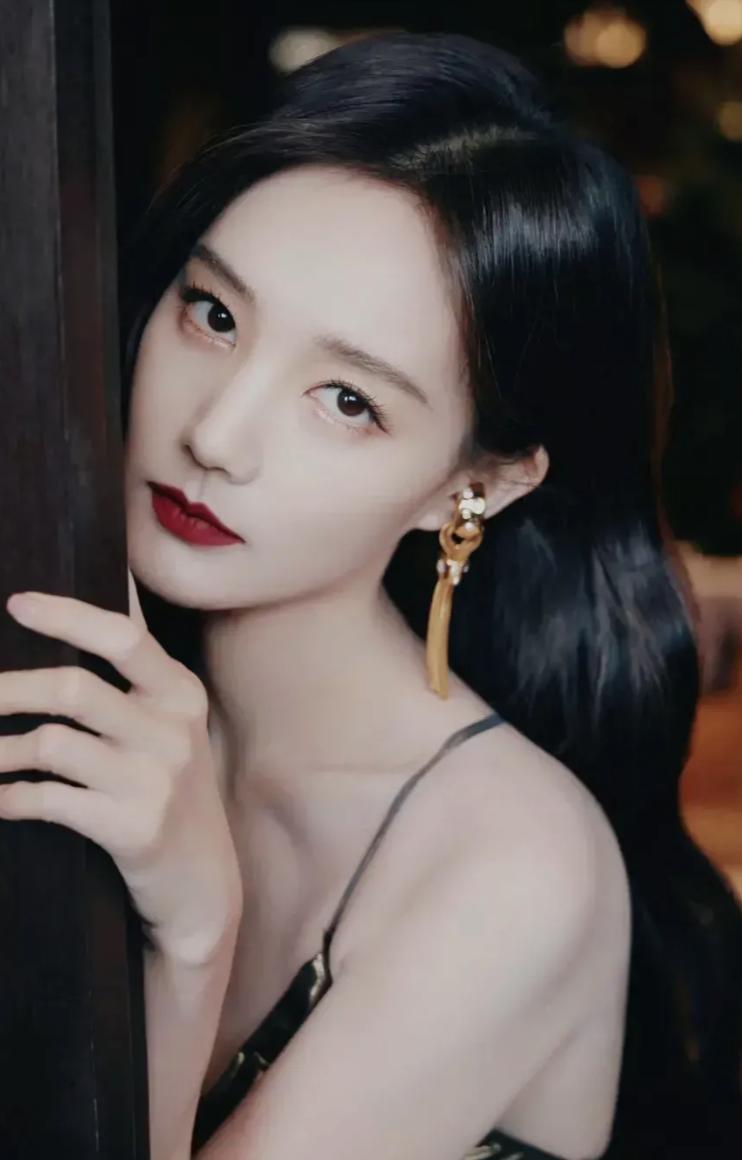 李一桐，太美了（下面有图片），真是人如画，美丽动人，令人着迷。她的温婉柔情，天然