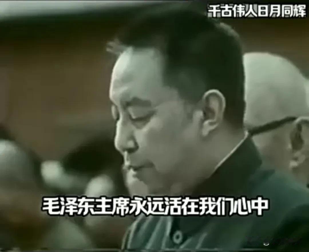 毛主席永远活在人民的心中。
时间越久人民对毛主席的感情越深。