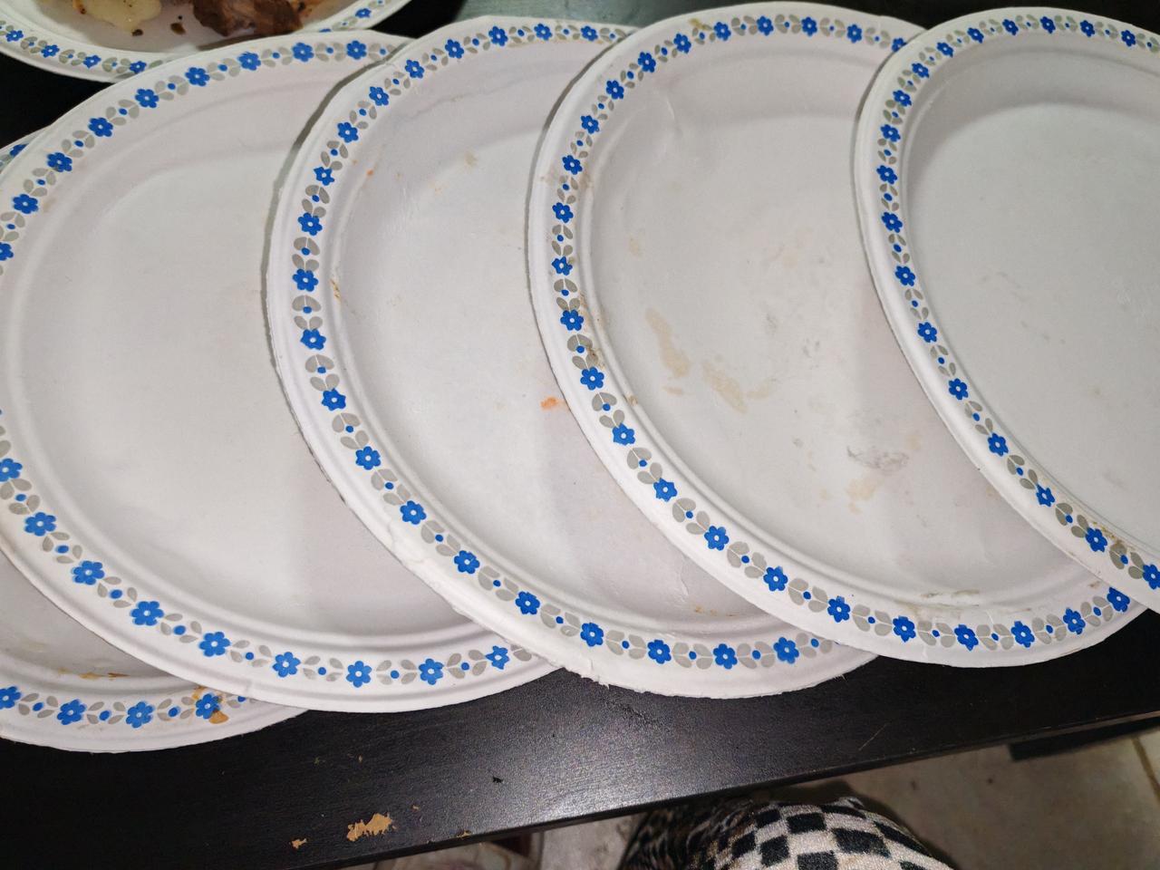 昨天是星期天！一大早，儿子就跑下楼来跟我们老两口说：妈，你们晚上别做饭了，我们和