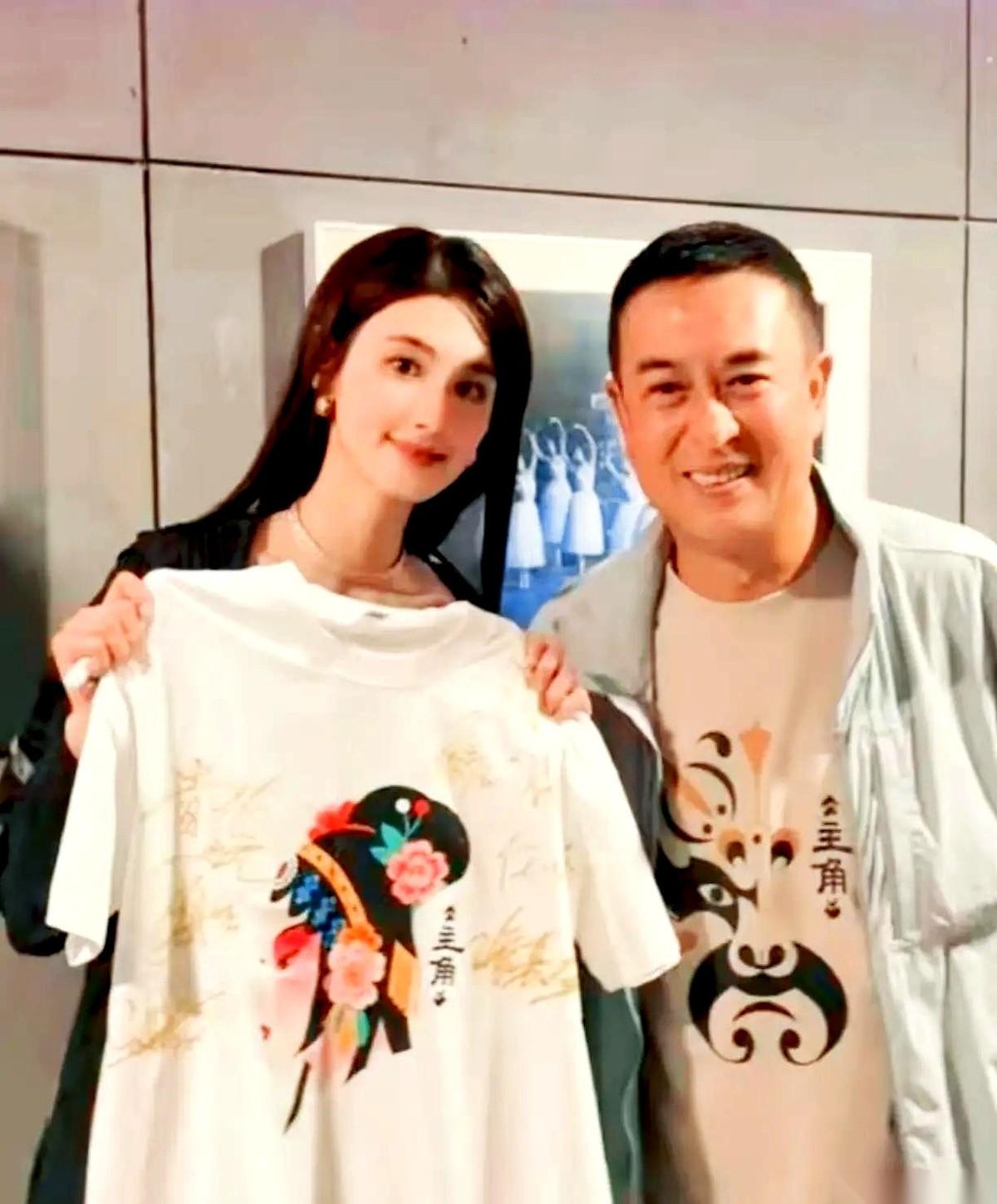 张嘉益这波真是人在家中坐，巨锅天上来。
全网都在逼他给一个直播发疯的小演员收拾烂