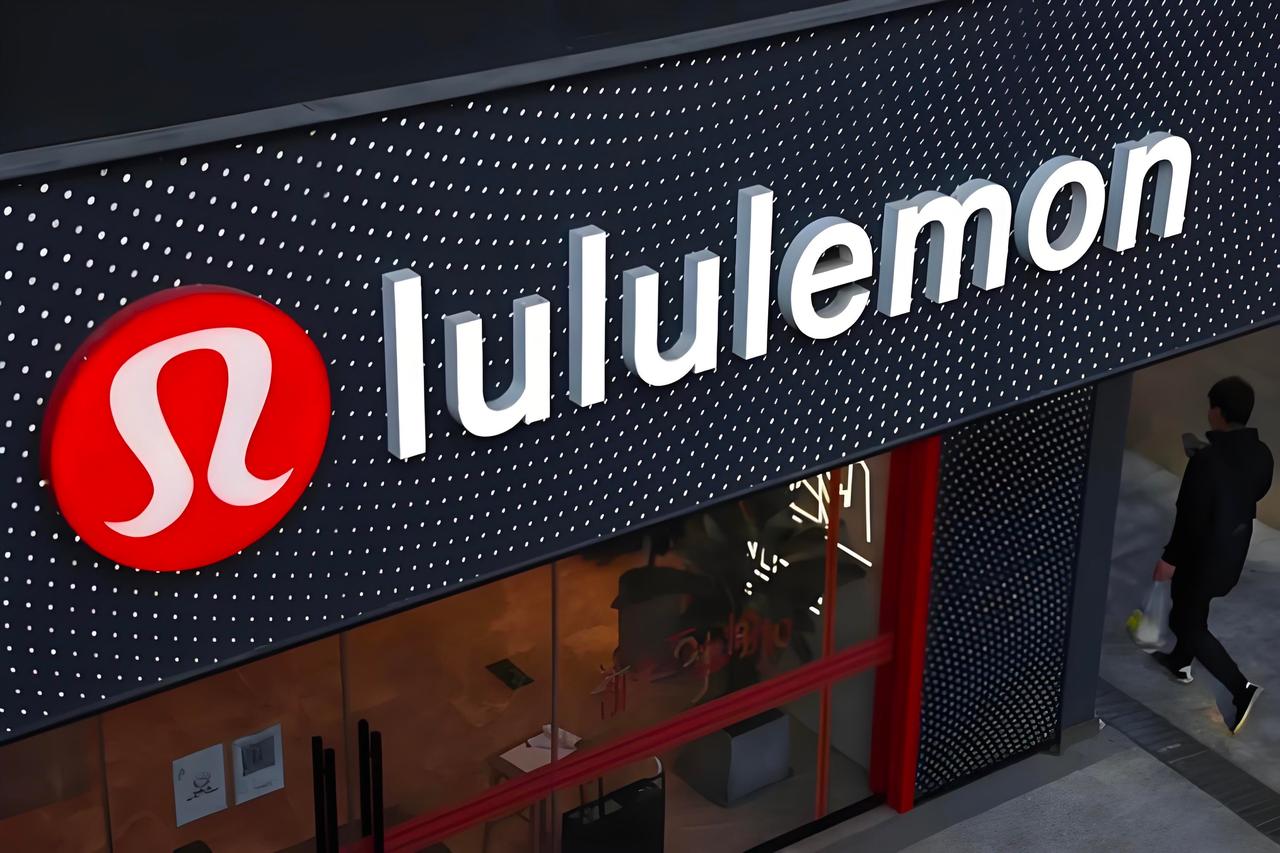 一年暴跌52%，lululemon突然被中产抛弃？

lululemon这次跌得