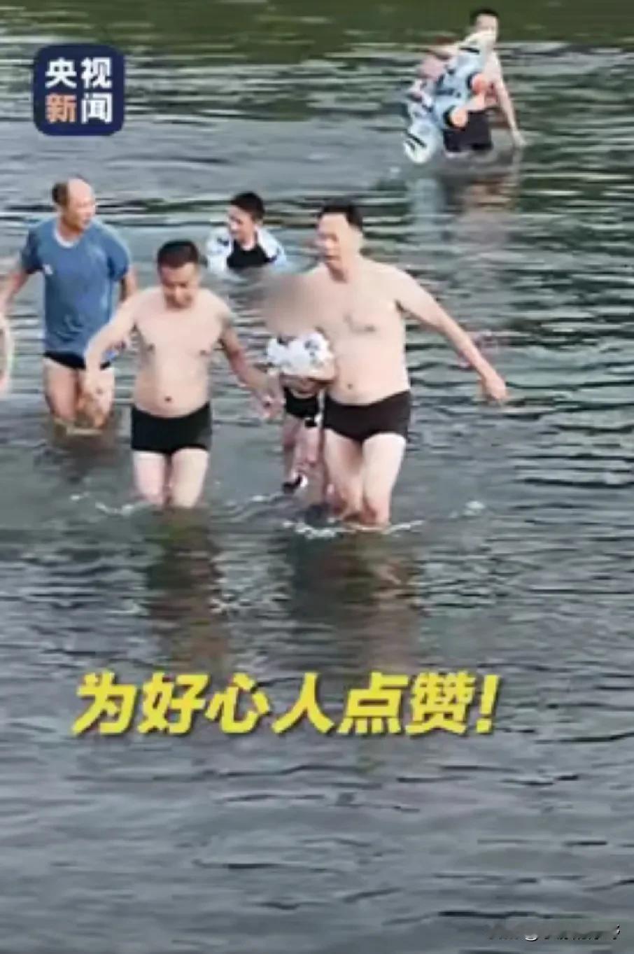 “宣城火了！”安徽宣城，一名男子带着孩子到海边游玩，孩子不小心掉进水里，男子急得