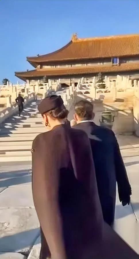 太和殿的御道，现在谁都不能走了。

今天泰王和王后逛故宫，站在御道前合完影，转身