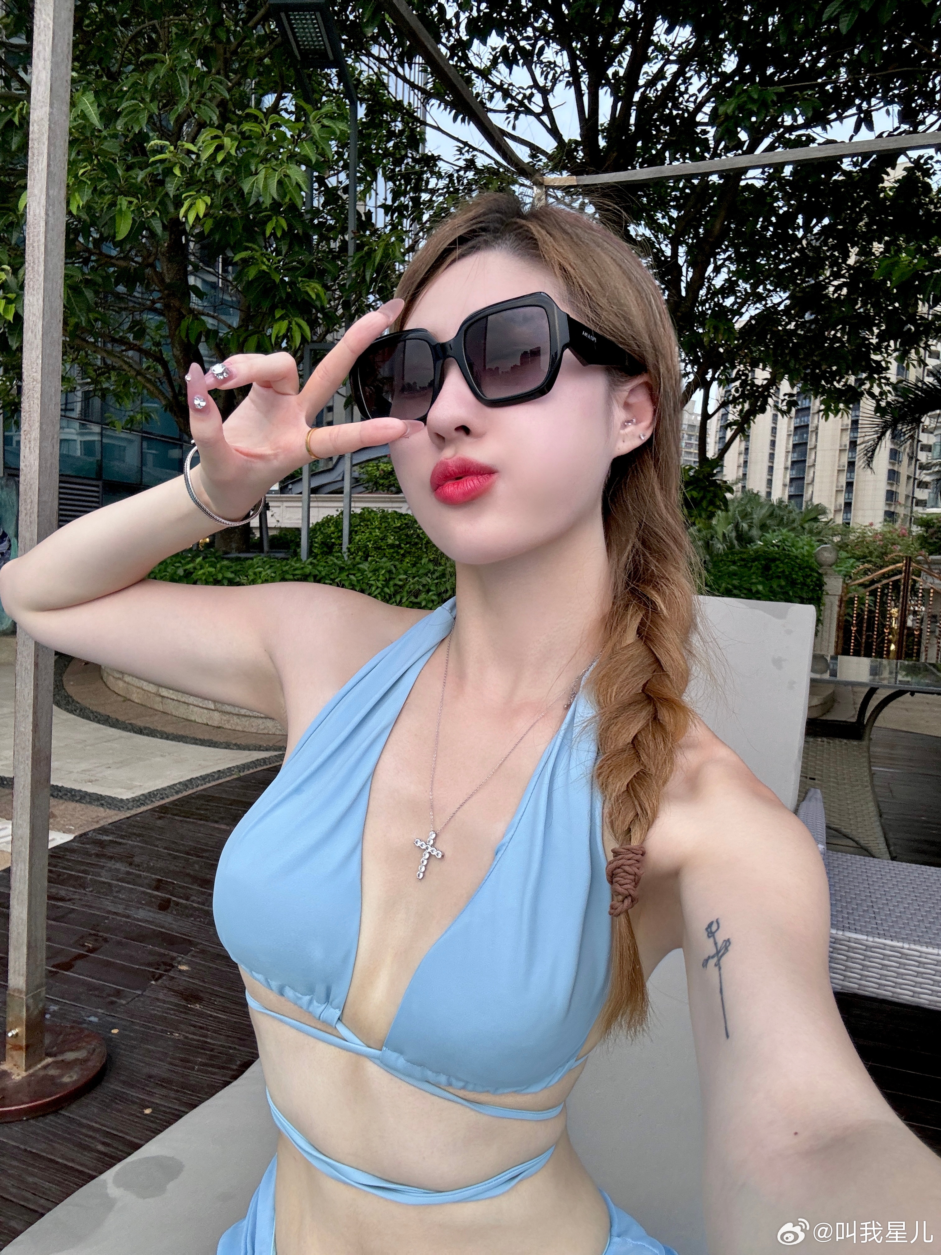 海边的美女🌊#治愈系##海边#  ​​​