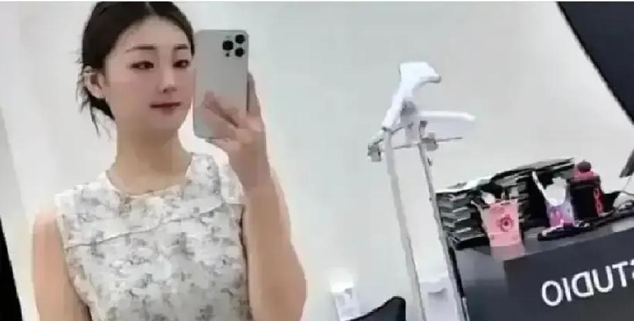 四年网暴，一句“邻居式客气”终于撕开真相。
 
陈亚楠把和前夫的私聊截图甩出来：