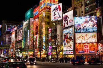 日本驻华大使多次申请见中方高层都没得到回应。日本经济滑入深度衰退，支柱产业接连告