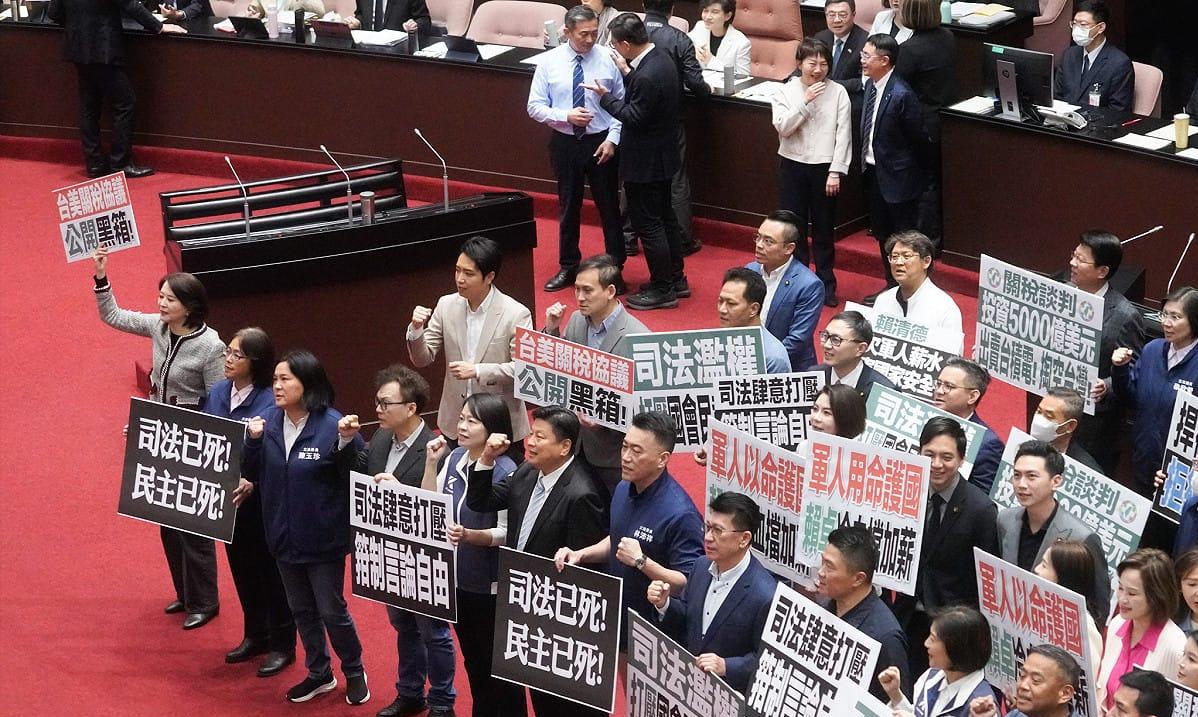 国民党立委多次阻挡“行政院”版1.25万亿防务特别条例，引发绿营不满，亲绿媒体人